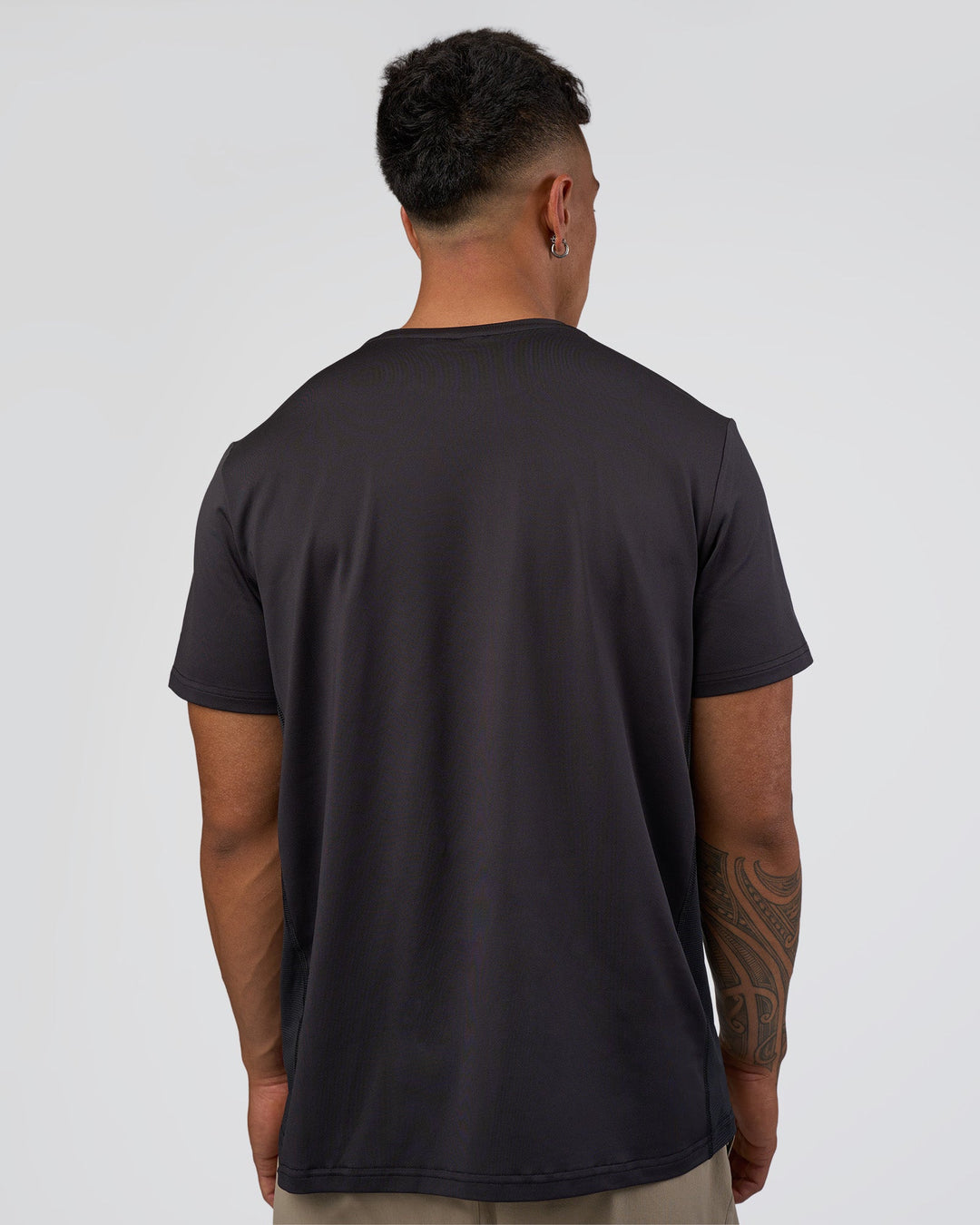 Man wearing AirTrack Tee - Black | Model:Daarian | Size:M