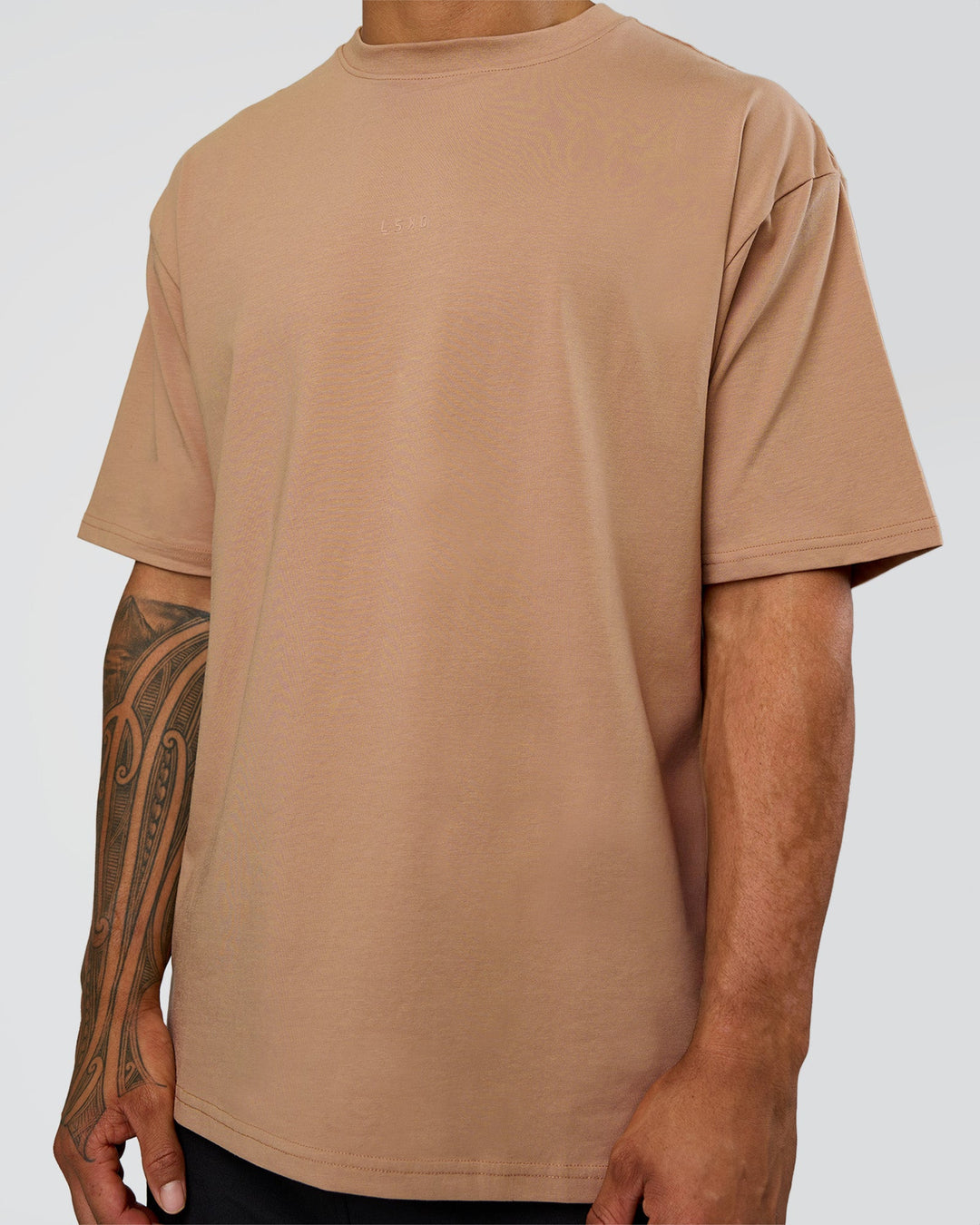 Man wearing Base FLXCotton Tee Oversized - Warm Smoke | Model:Daarian | Size:M