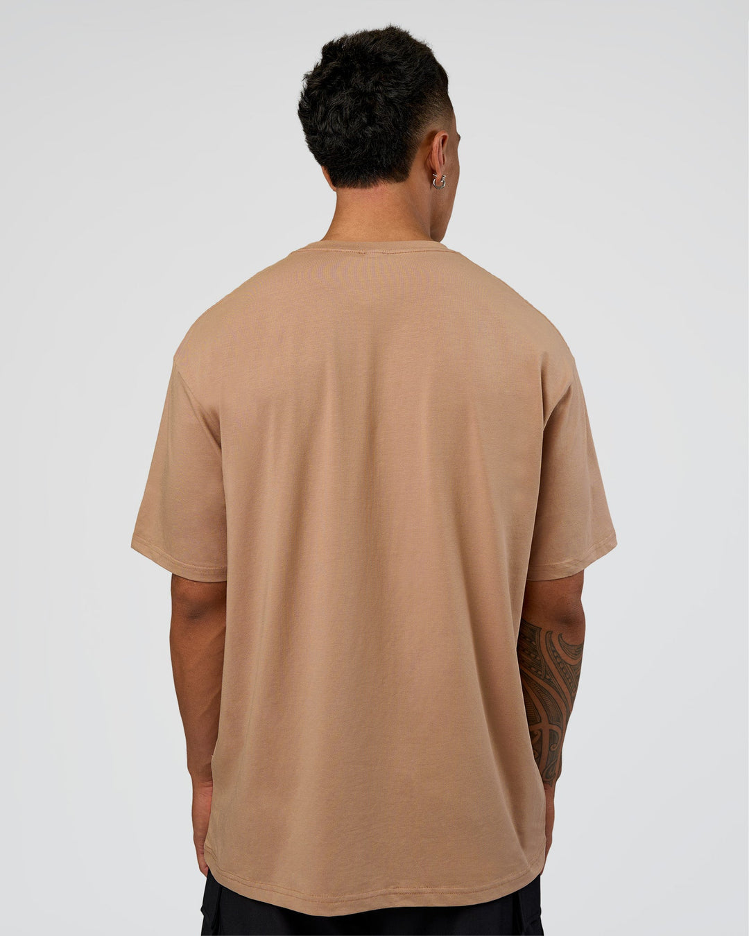Man wearing Base FLXCotton Tee Oversized - Warm Smoke | Model:Daarian | Size:M