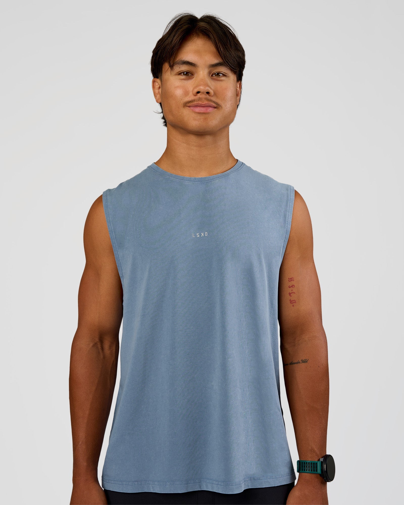 Man wearing Base FLXCotton Tank Regular Fit -8cm - Elemental Blue Washed | Model:George | Size:M