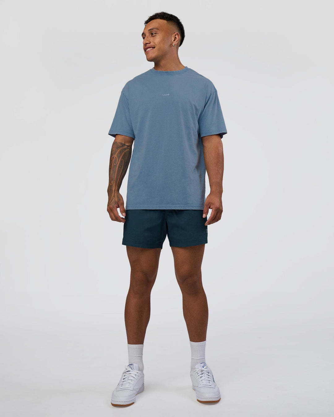 Man wearing Daily 5" Short - Night Sea | Model:Daarian | Size:M