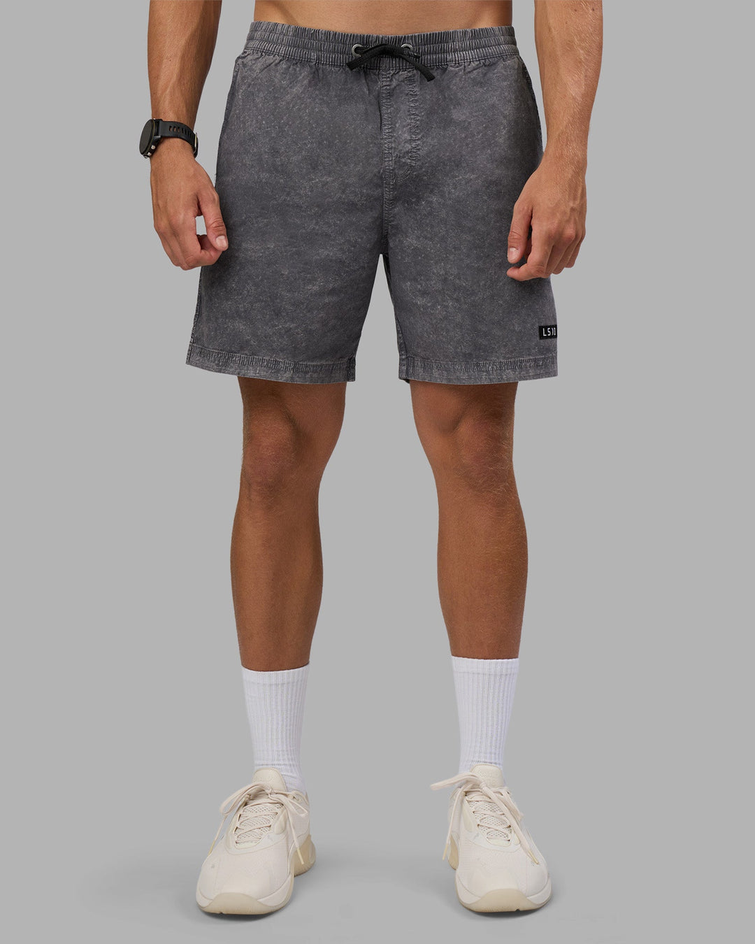 Man wearing Daily Short Pigment 7&quot; - Pigment Dark Storm | Model:Nikola | Size:M