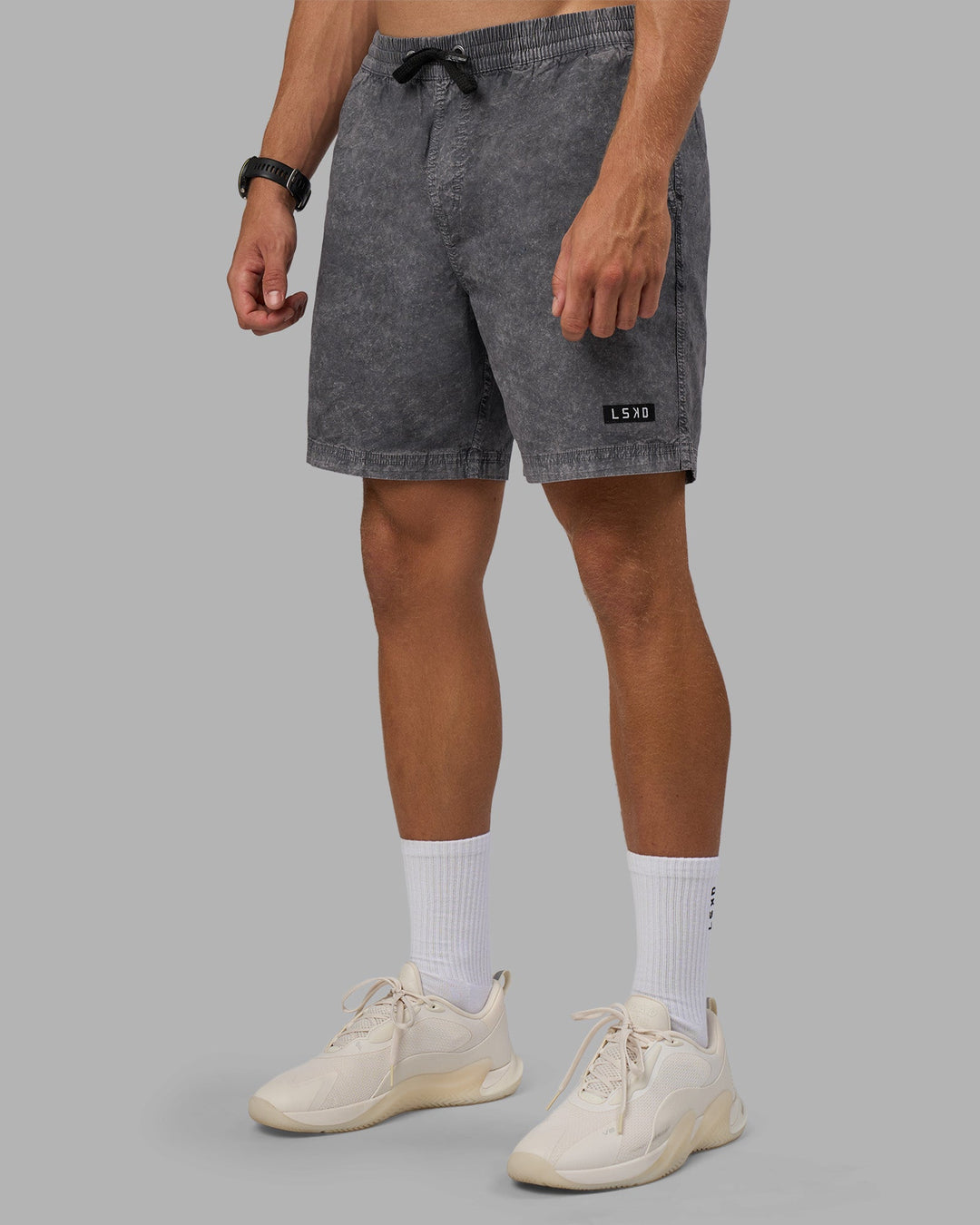 Man wearing Daily Short Pigment 7&quot; - Pigment Dark Storm | Model:Nikola | Size:M