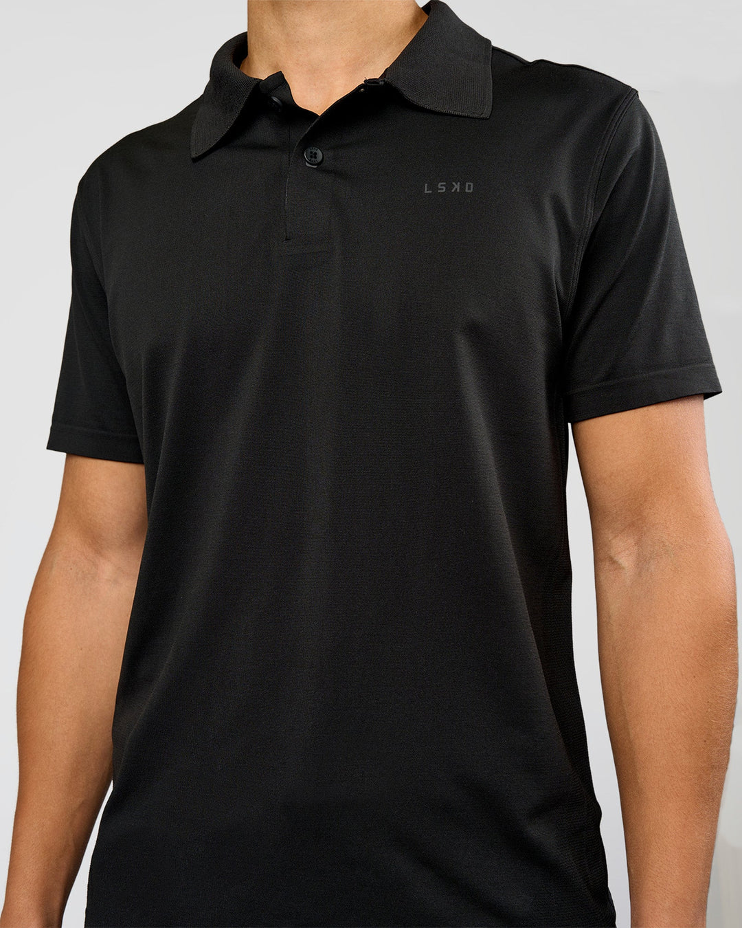 Man wearing Drive Seamless Polo - Black | Model:Leandro | Size:M - view 6