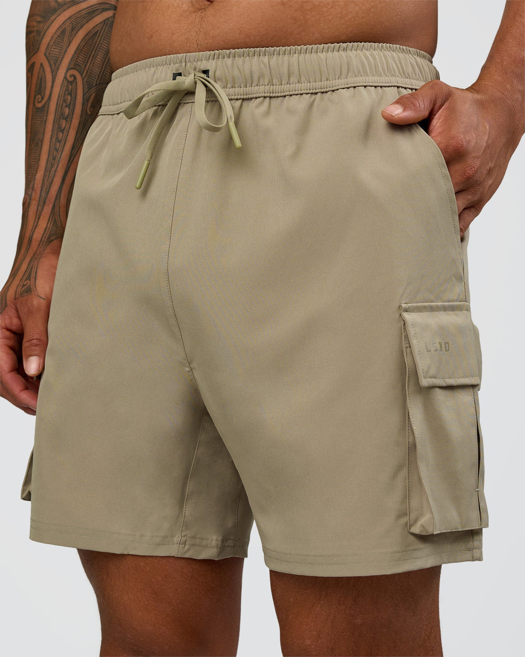 Man wearing Energy Stretch 6" Performance Cargo Short - Laurel Oak | Model:Daarian | Size:M