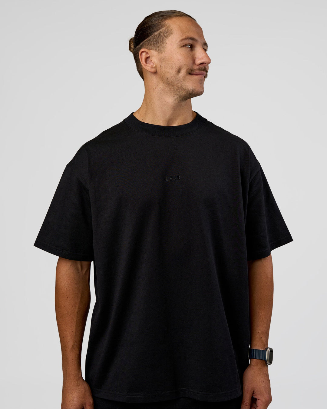 Man wearing MVP 2.0 Oversized Tee - Black | Model:Jaiden | Size:M