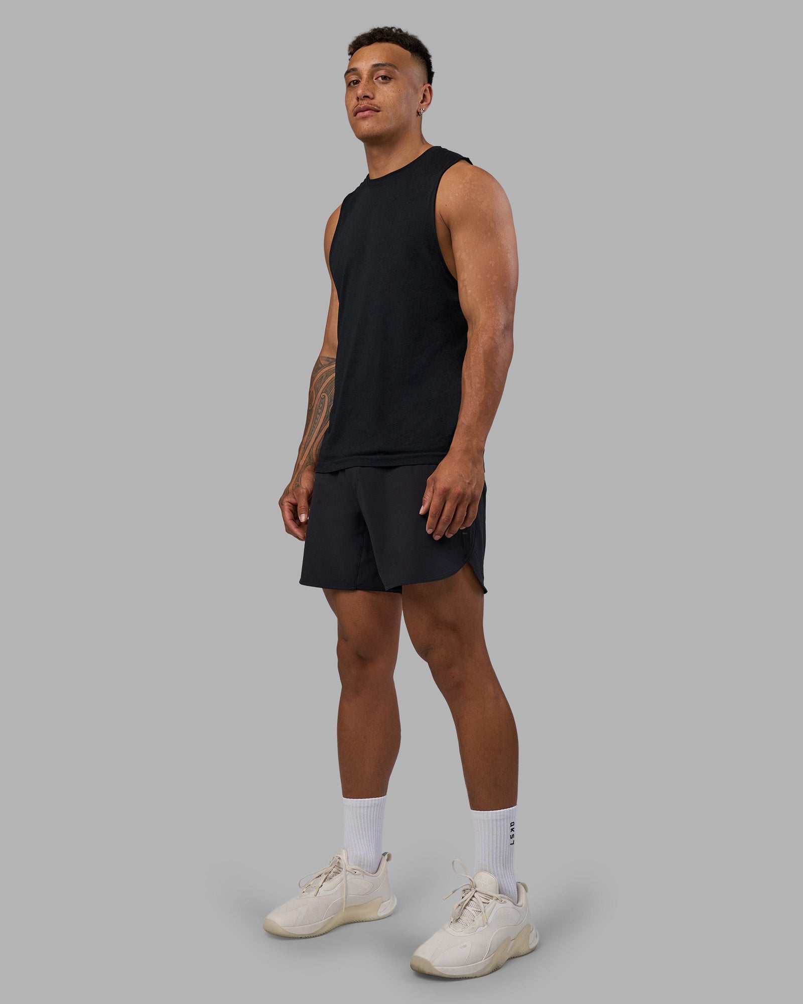 Man wearing AeroFLX+ Seamless Muscle Tank - Black Marl | Model:Daarian | Size:M