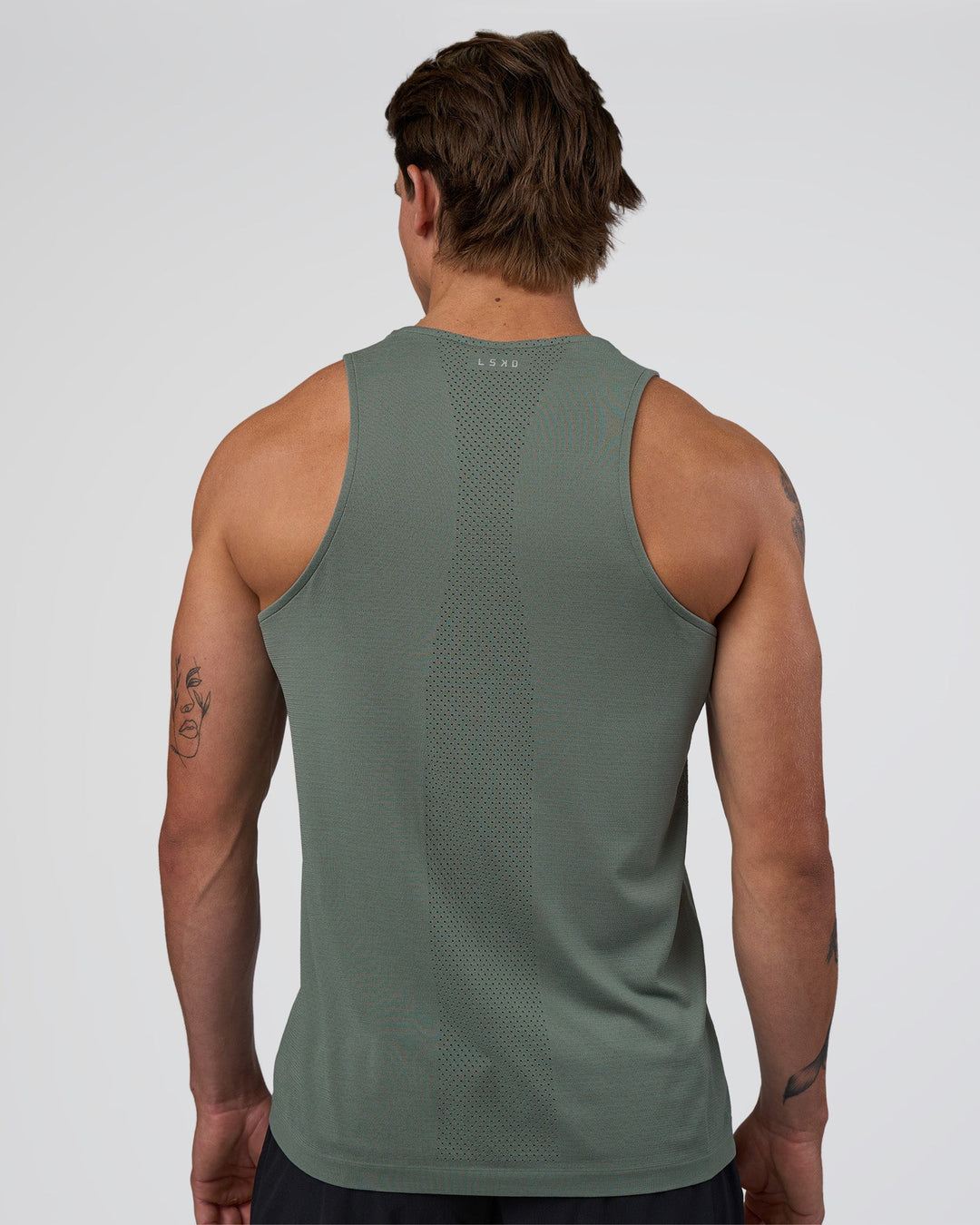 Man wearing AeroFLX+ Seamless Tank - Graphite/Graphite | Model:Konnor | Size:M