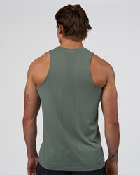 Man wearing AeroFLX+ Seamless Tank - Graphite/Graphite | Model:Konnor | Size:M