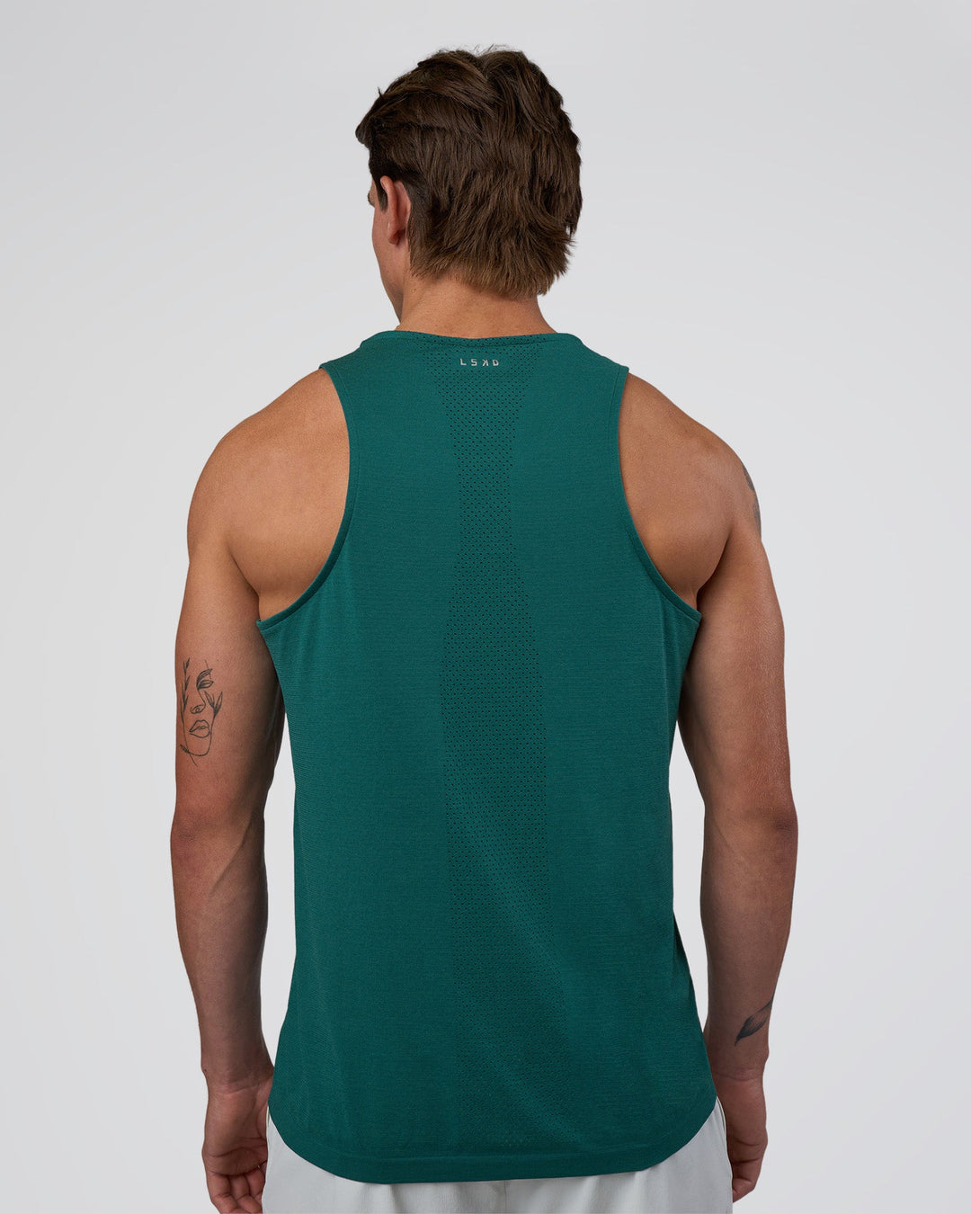 Man wearing AeroFLX+ Seamless Tank - Transformative Teal/Transformative Teal | Model:Konnor | Size:M
