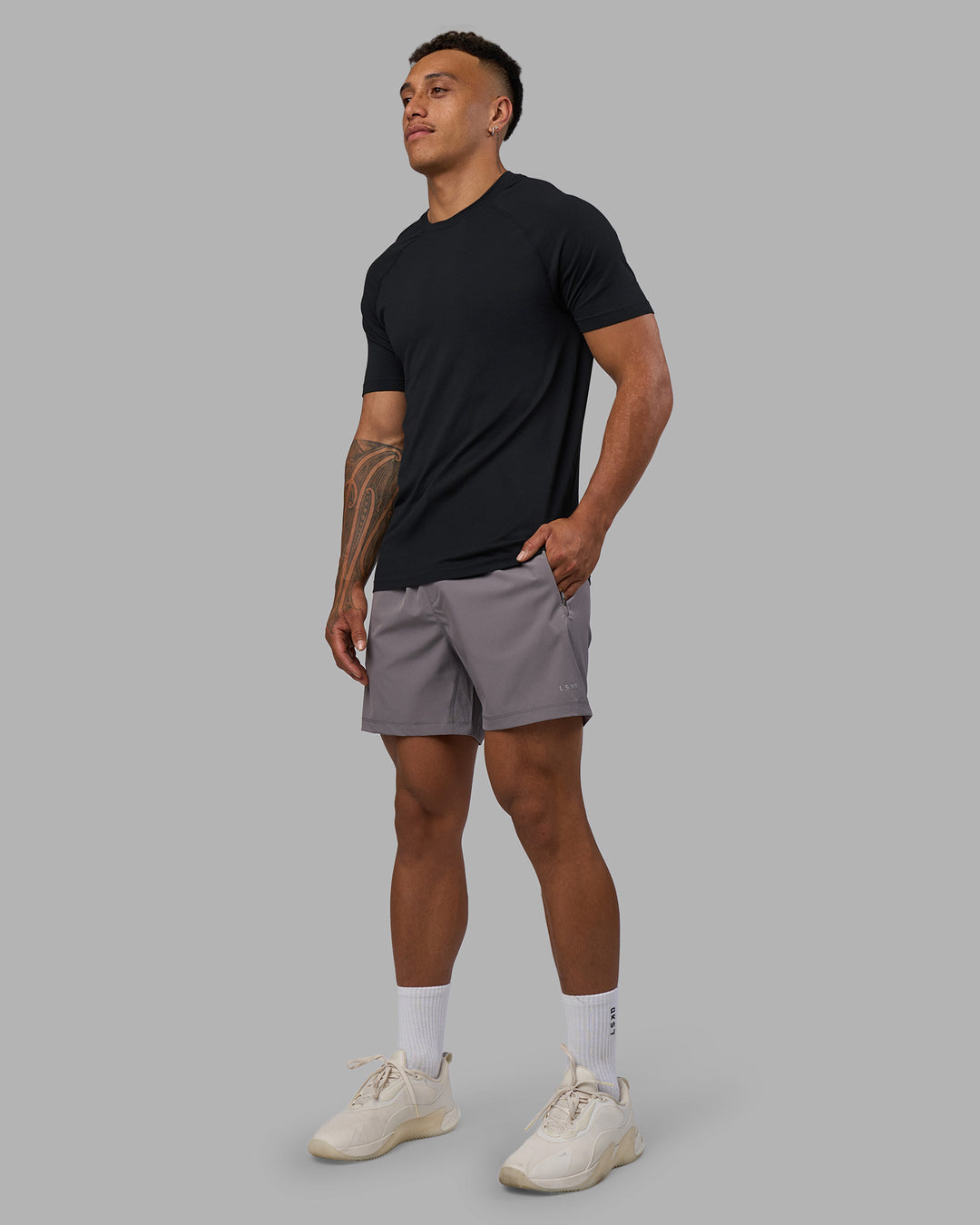 Man wearing AeroFLX+ Seamless Tee - Black Marl | Model:Daarian | Size:M