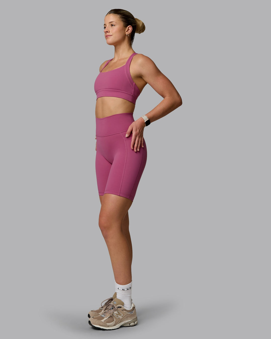 Woman wearing Advance Sports Bra - Mauve Haze