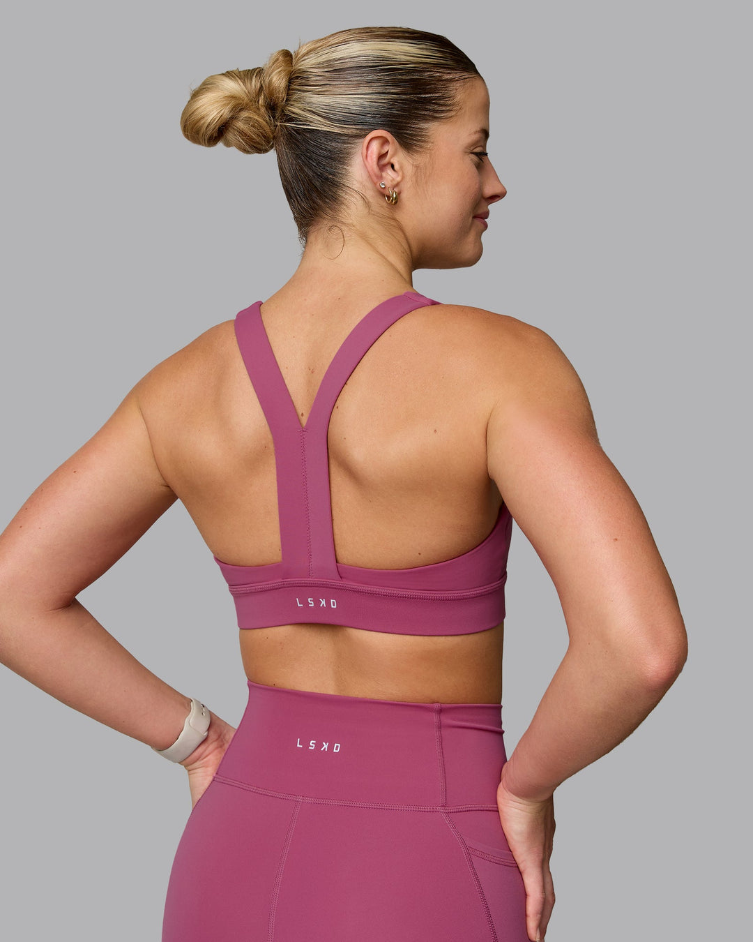 Woman wearing Advance Sports Bra - Mauve Haze