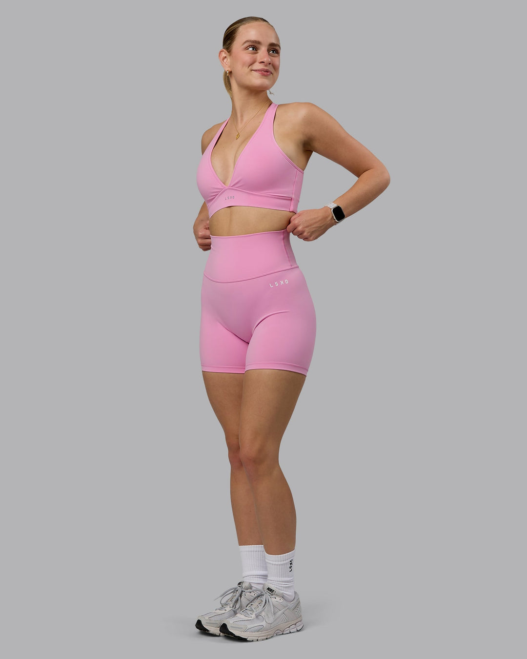 Woman wearing Base 2.0 Mid Short Tights - Bubblegum