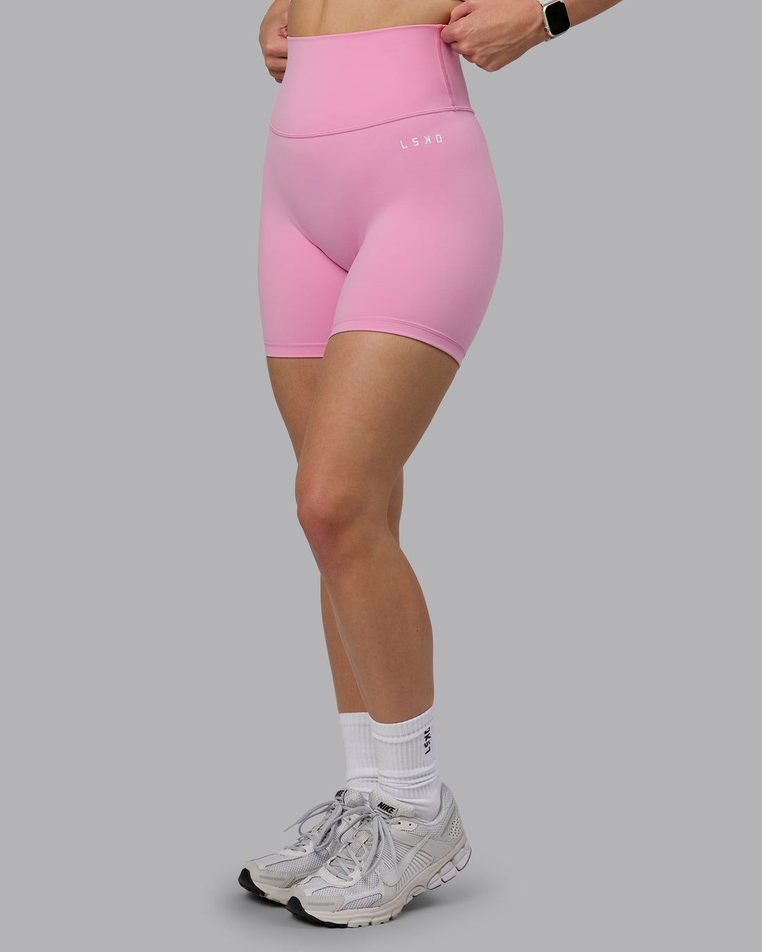 Woman wearing Base 2.0 Mid Short Tights - Bubblegum