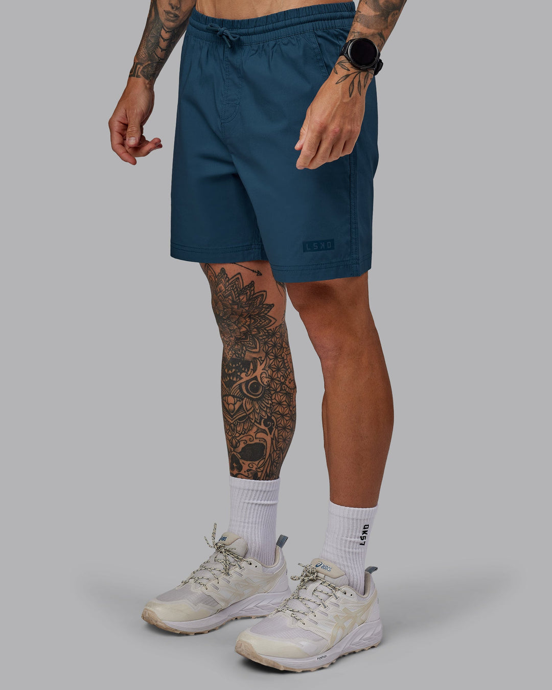 Man wearing Daily 7&quot; Shorts - Indigo