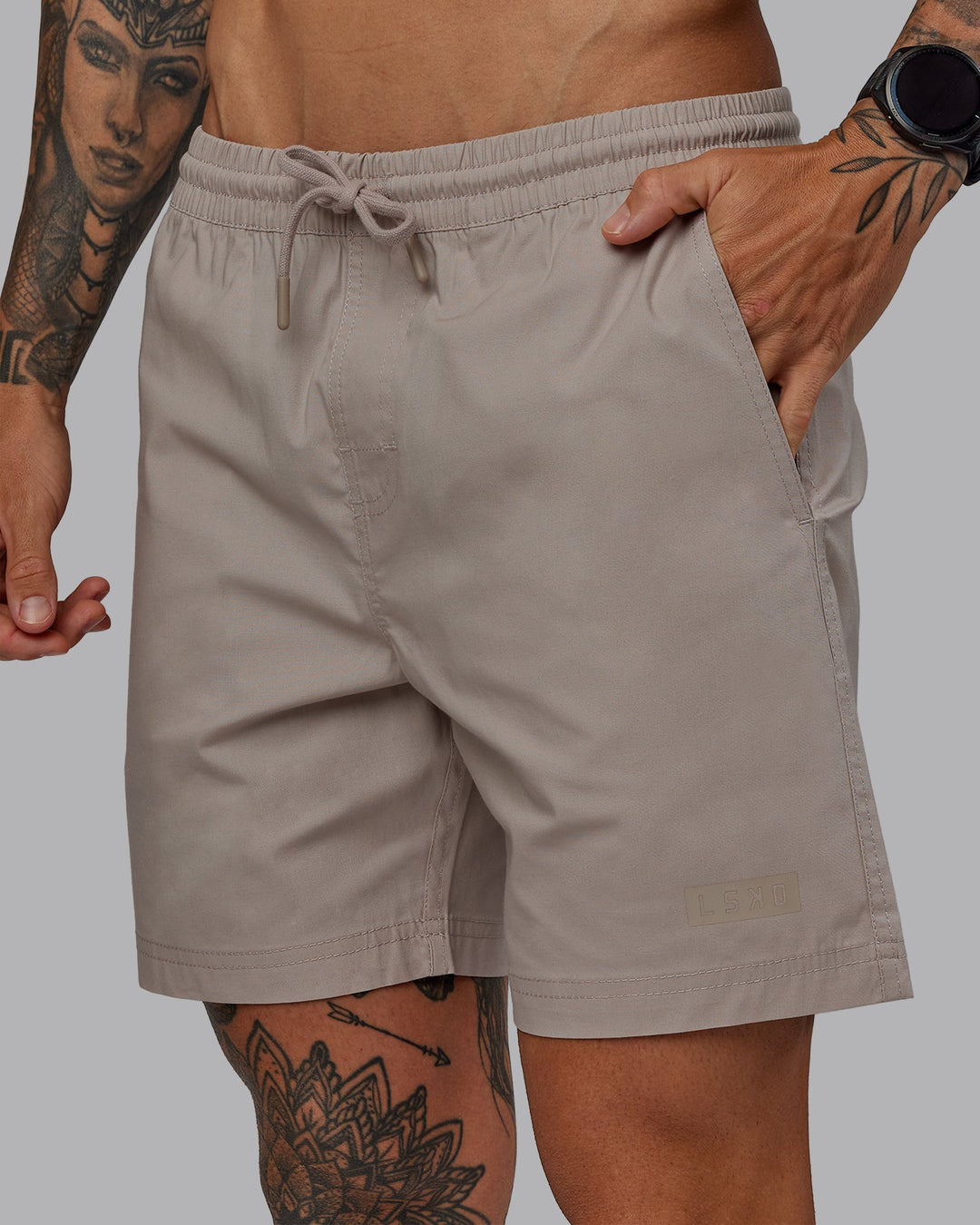 Man wearing Daily 7&quot; Shorts - Shale Beige