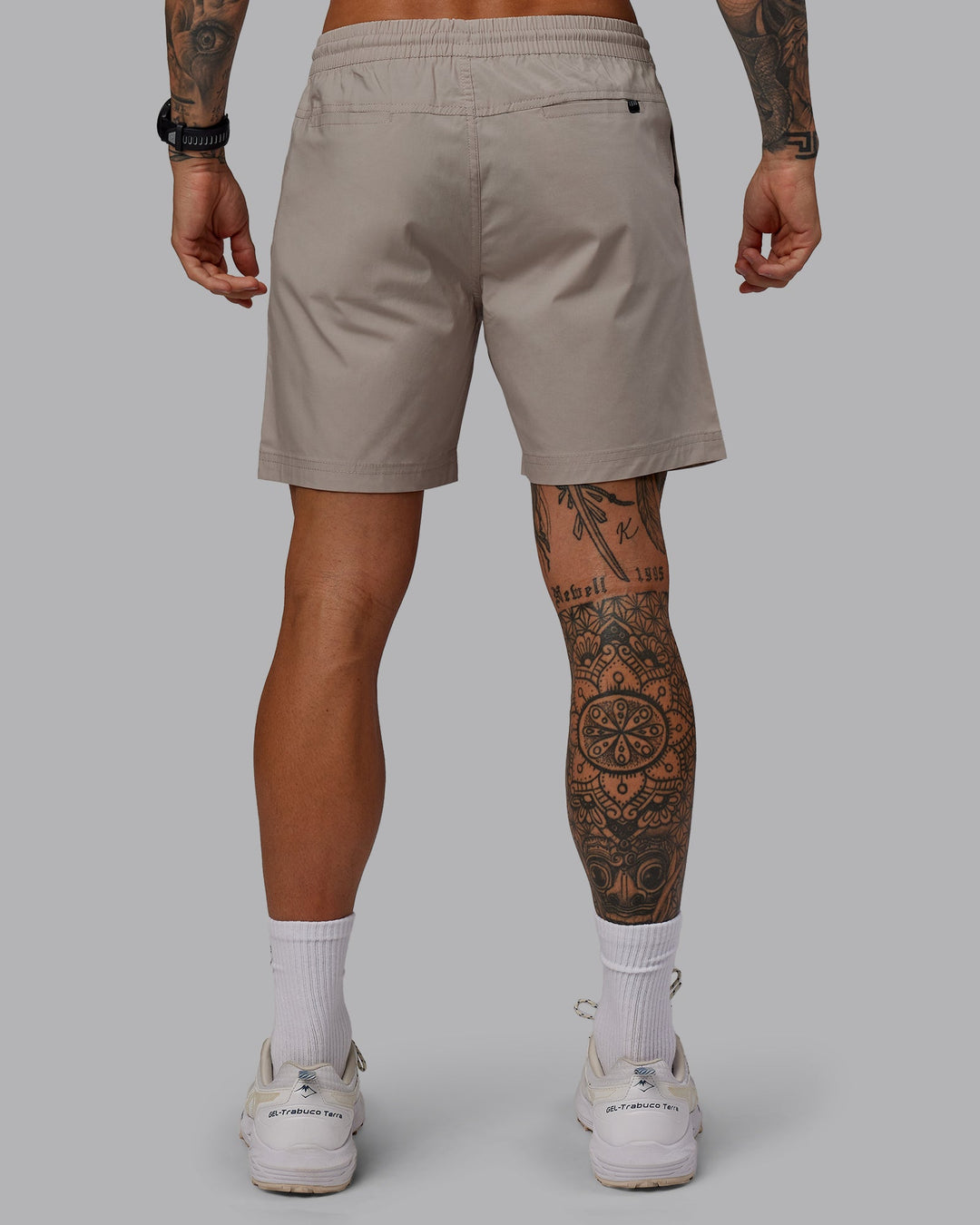  Man wearing Daily 7&quot; Shorts - Shale Beige