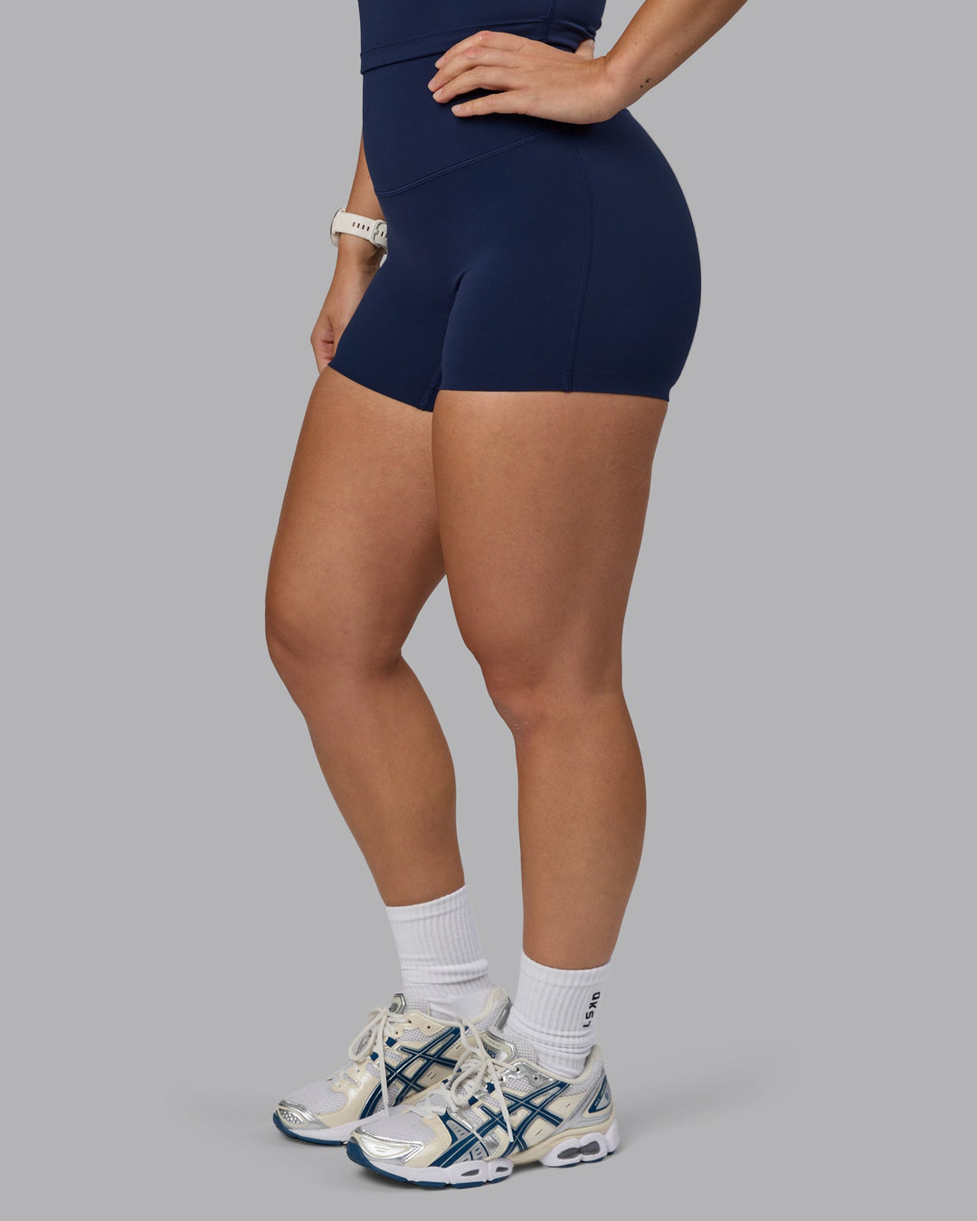 Woman wearing Elixir X-Short Tights - Future Navy