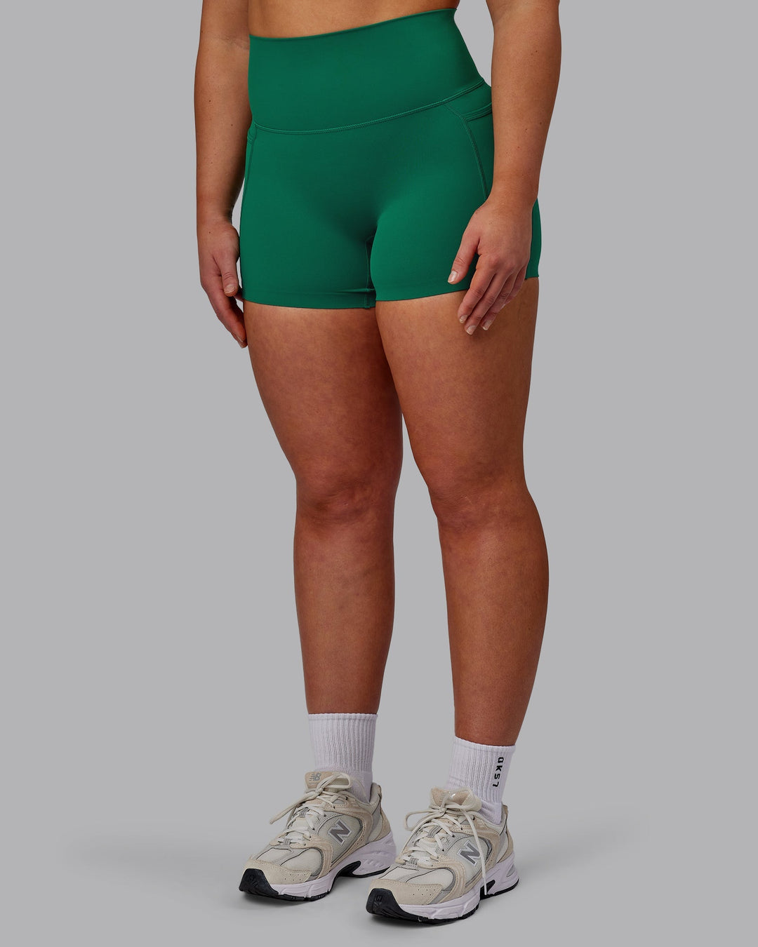 Woman wearing Elixir X-Short Tights With Pockets - Malachite