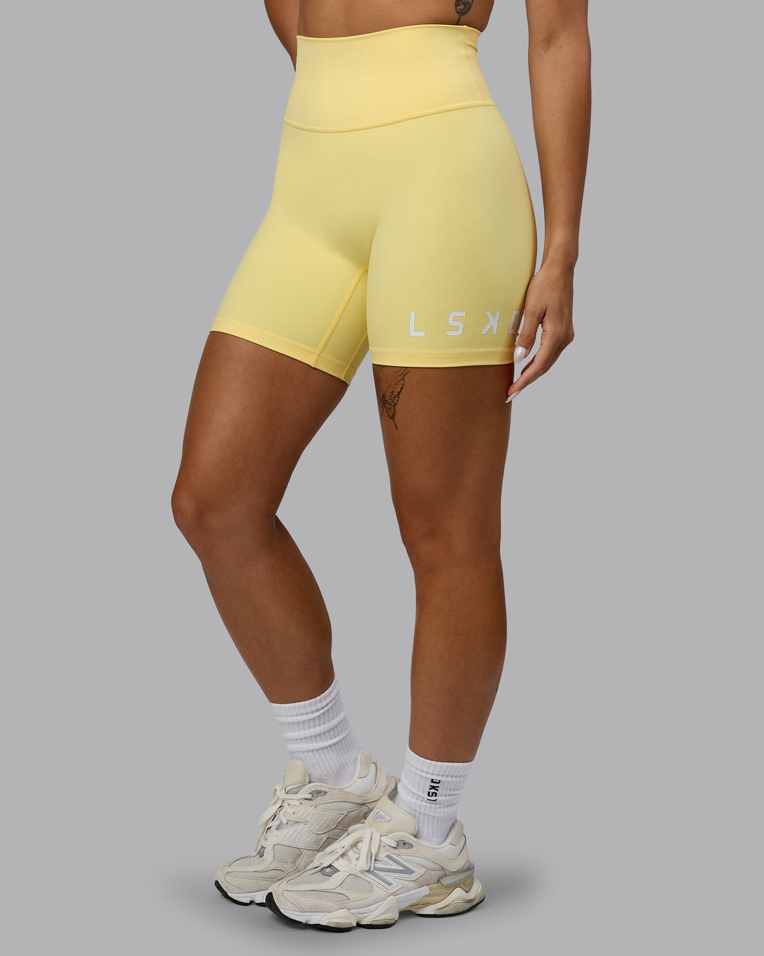 Woman wearing Evolved Mid Short Tights - Lemon-White