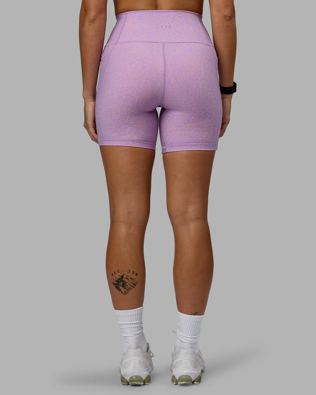 Woman wearing Fusion Mid Short Tights - Pale Lilac Vitality Print