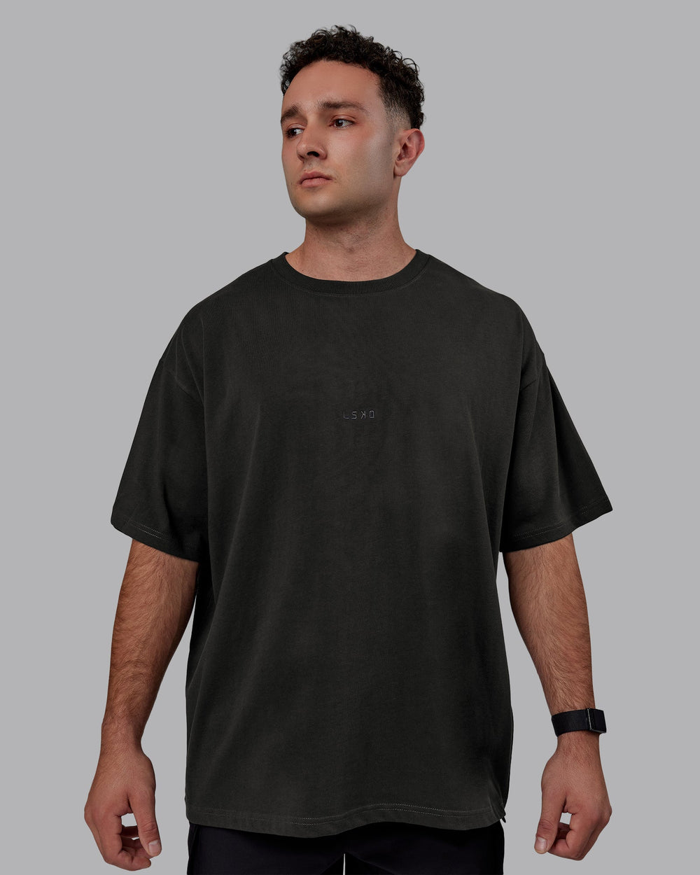 Man wearing MVP Heavyweight Tee Oversize - Pirate Black