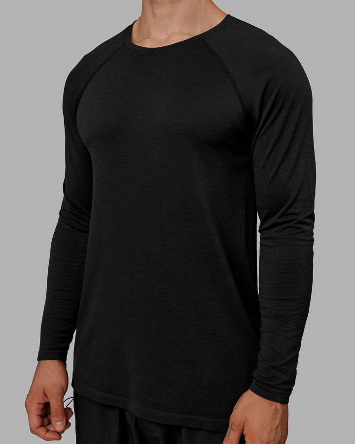 Man wearing AeroFLX+ Seamless Long Sleeve Tee - Black Marl