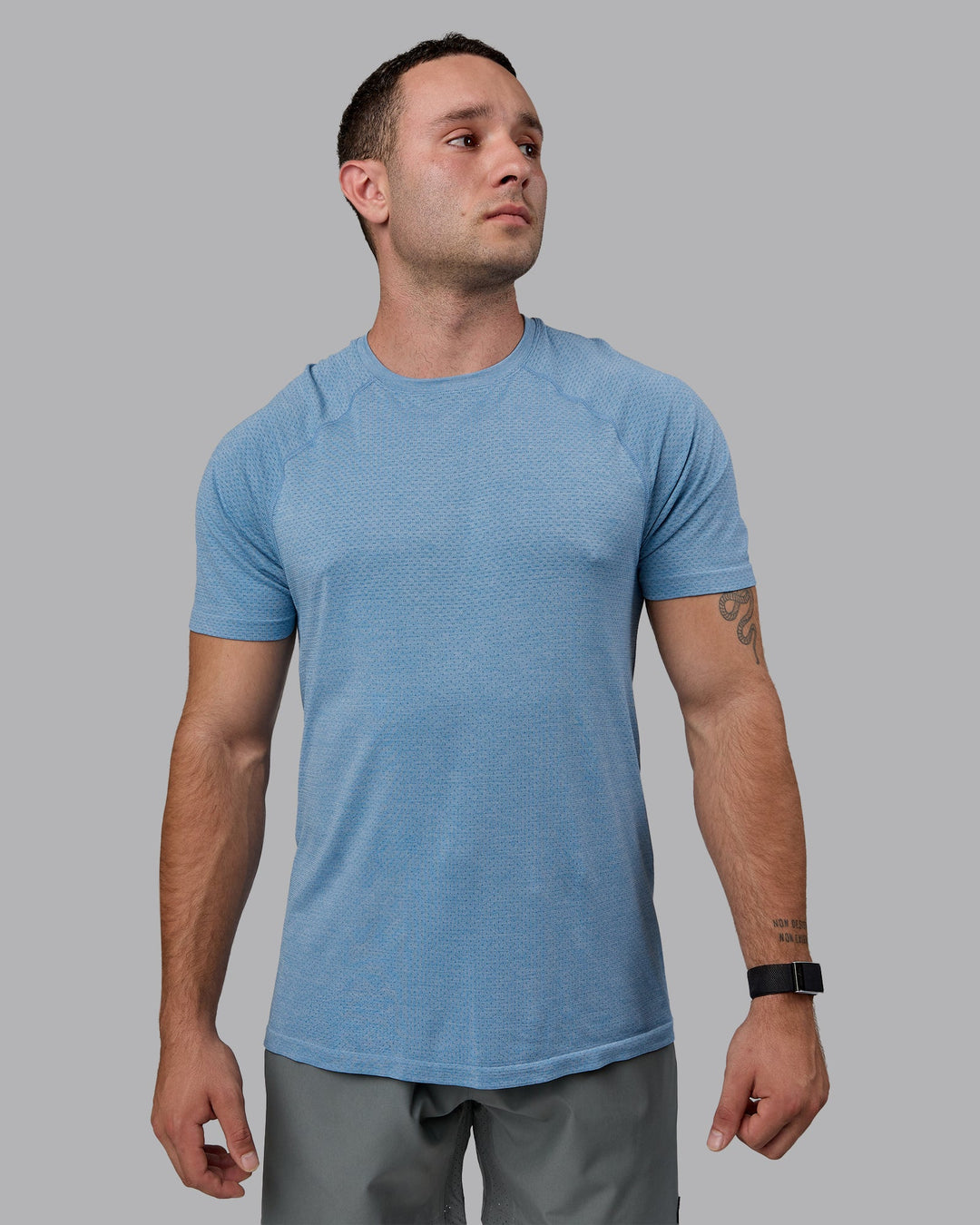 Man wearing AeroFLX+ Seamless Tee - Elemental Blue/Ice Blue