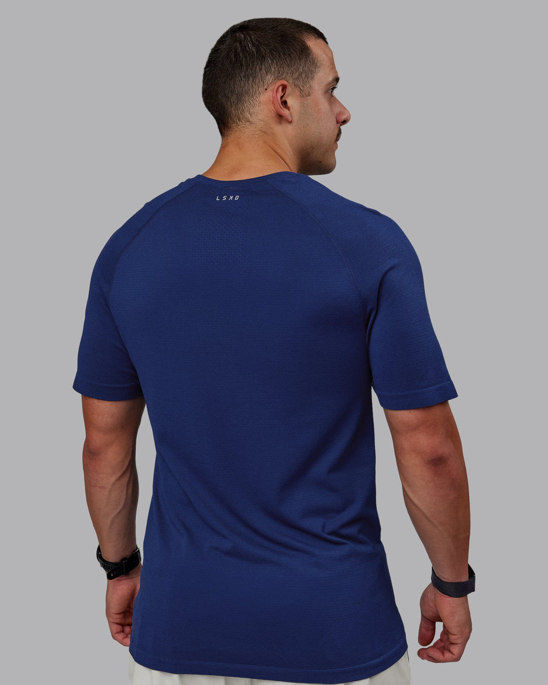 Man wearing AeroFLX+ Seamless Tee - Midnight Blue/Midnight Blue Marl