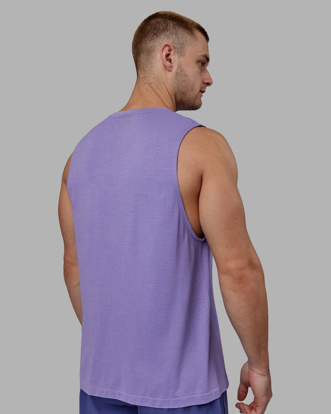 Man wearing AeroFLX+ Seamless Muscle Tank - Dahlia Purple Marl