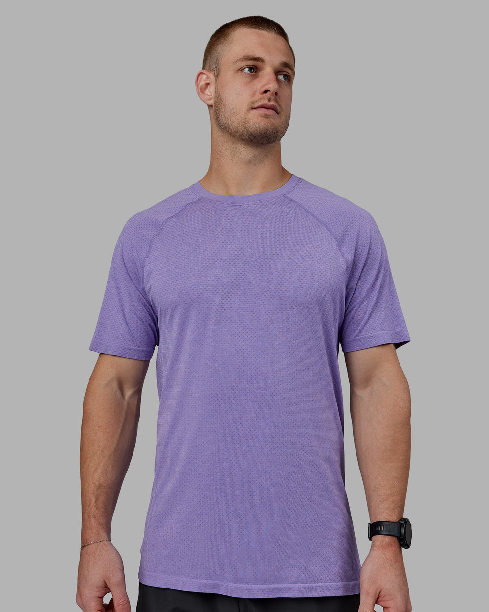 Man wearing AeroFLX+ Seamless Tee - Dahlia Purple Marl