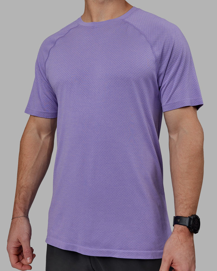 Man wearing AeroFLX+ Seamless Tee - Dahlia Purple Marl
