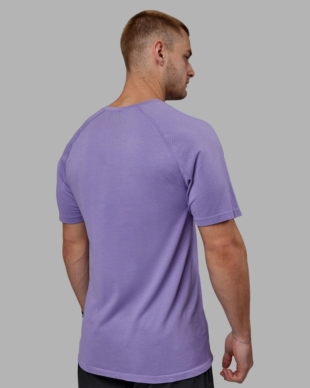 Man wearing AeroFLX+ Seamless Tee - Dahlia Purple Marl