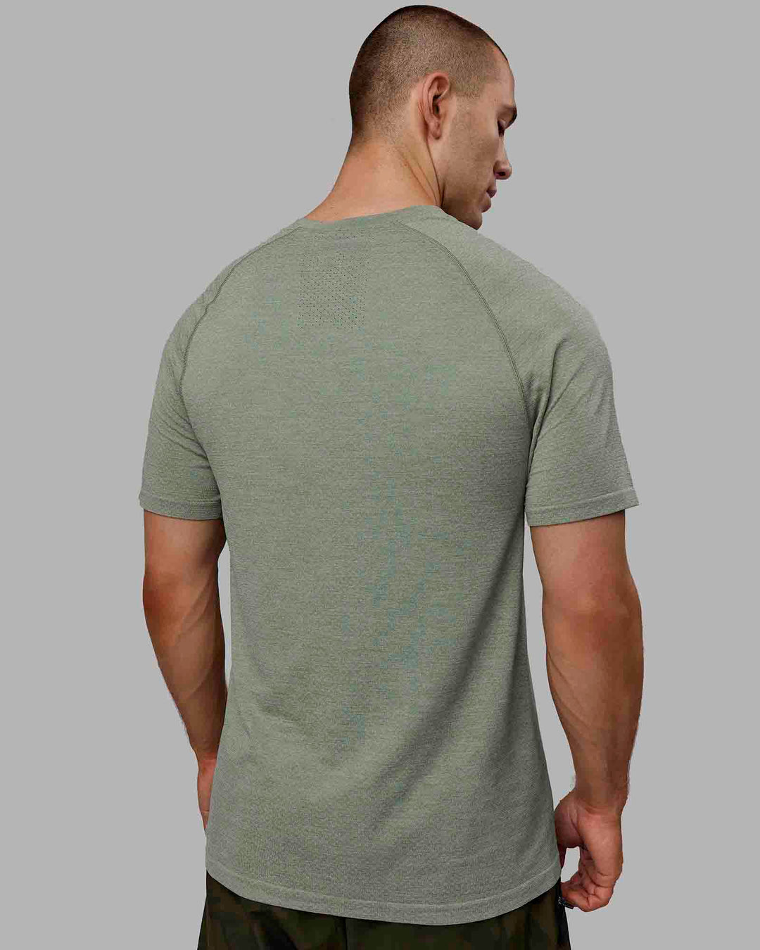 Man wearing AeroFLX+ Seamless Tee - Iceberg Green Marl