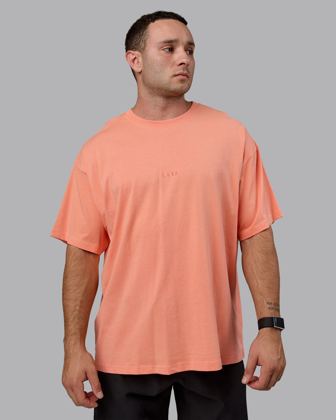 Man wearing MVP Heavyweight Tee Oversize - Mellow Peach