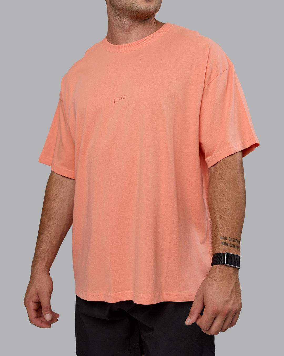 Man wearing MVP Heavyweight Tee Oversize - Mellow Peach