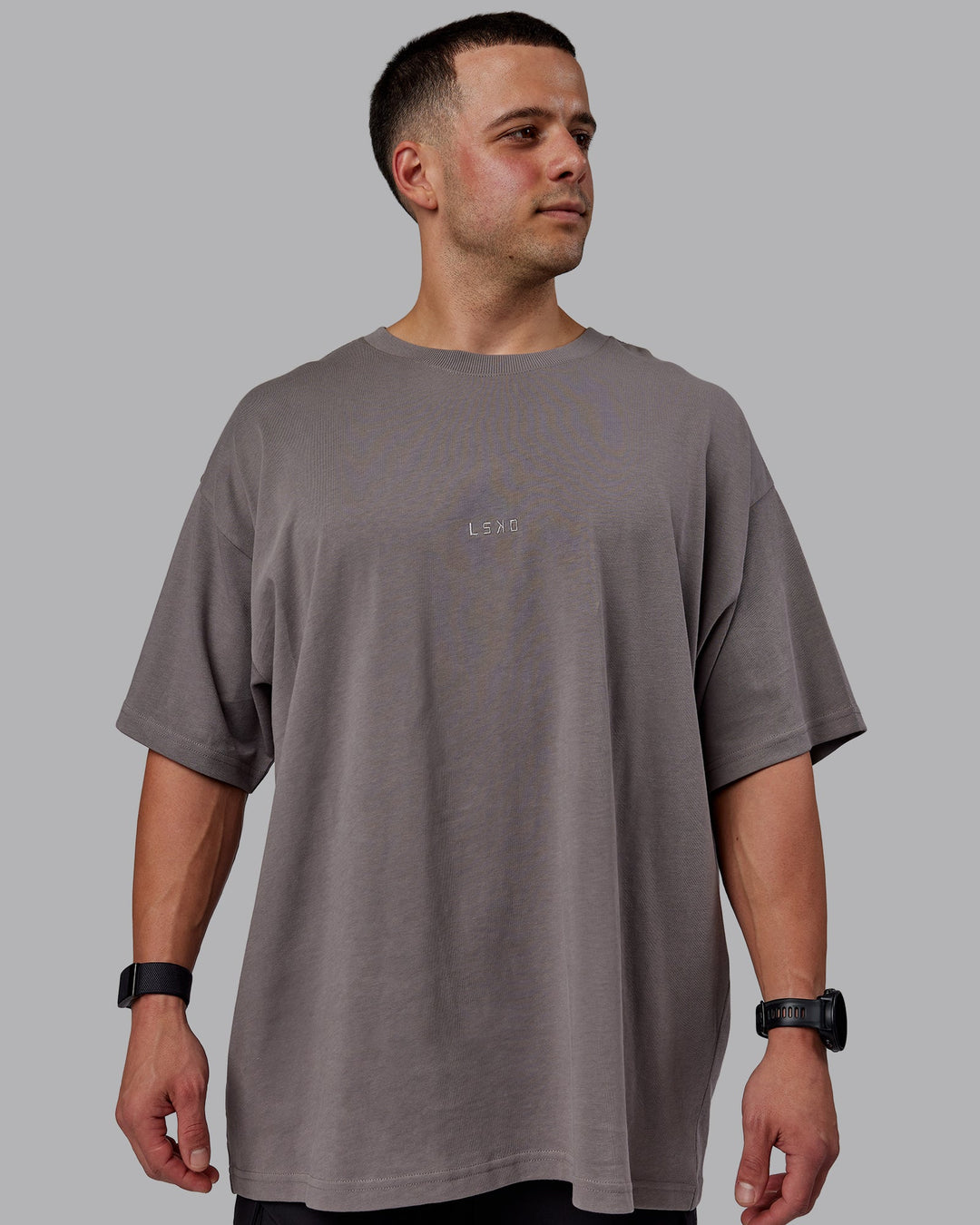 Man wearing MVP Heavyweight Tee Oversize - Storm Front