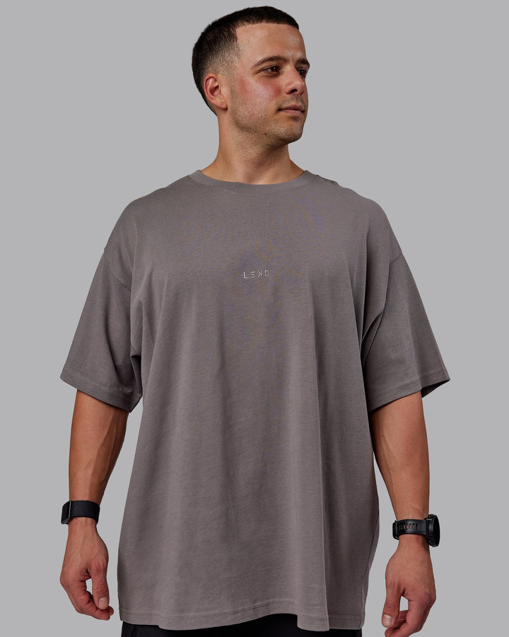 Man wearing MVP Heavyweight Tee Oversize - Storm Front
