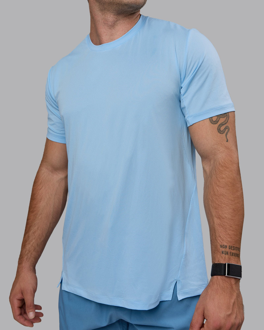 Man wearing Pace Running Tee - Glacial Blue