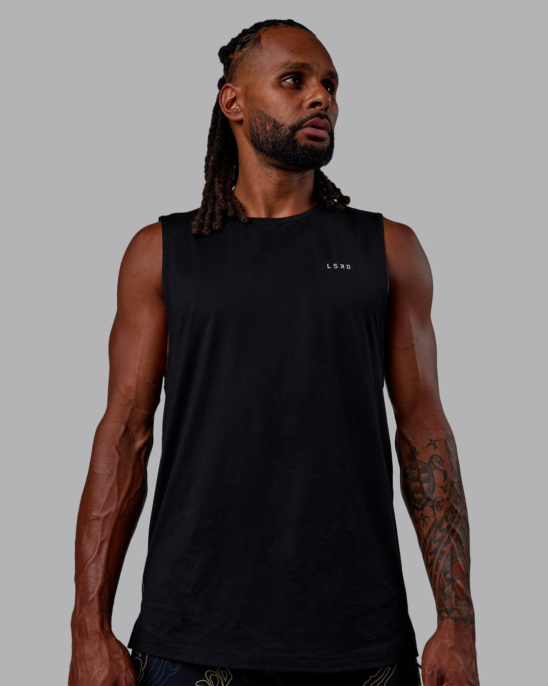 Man wearing Patty Mills Perform VapourFLX Muscle Tank - Black Reflective