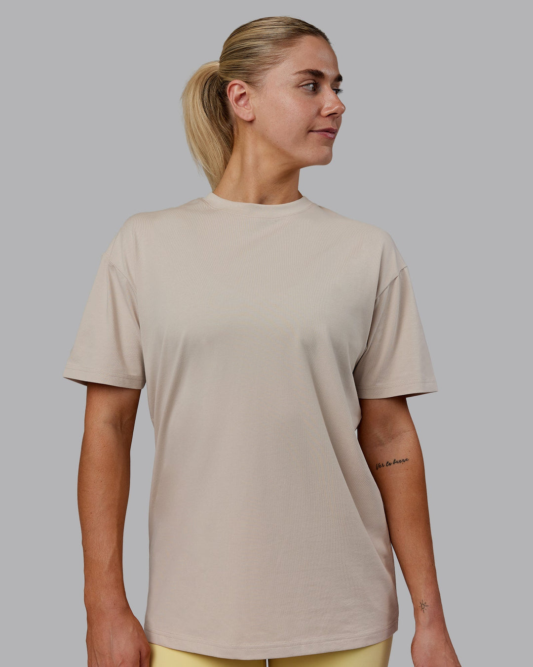 Woman wearing Sara I Can Shall &amp; Will FLXCotton Tee Oversize - Shale Beige-White