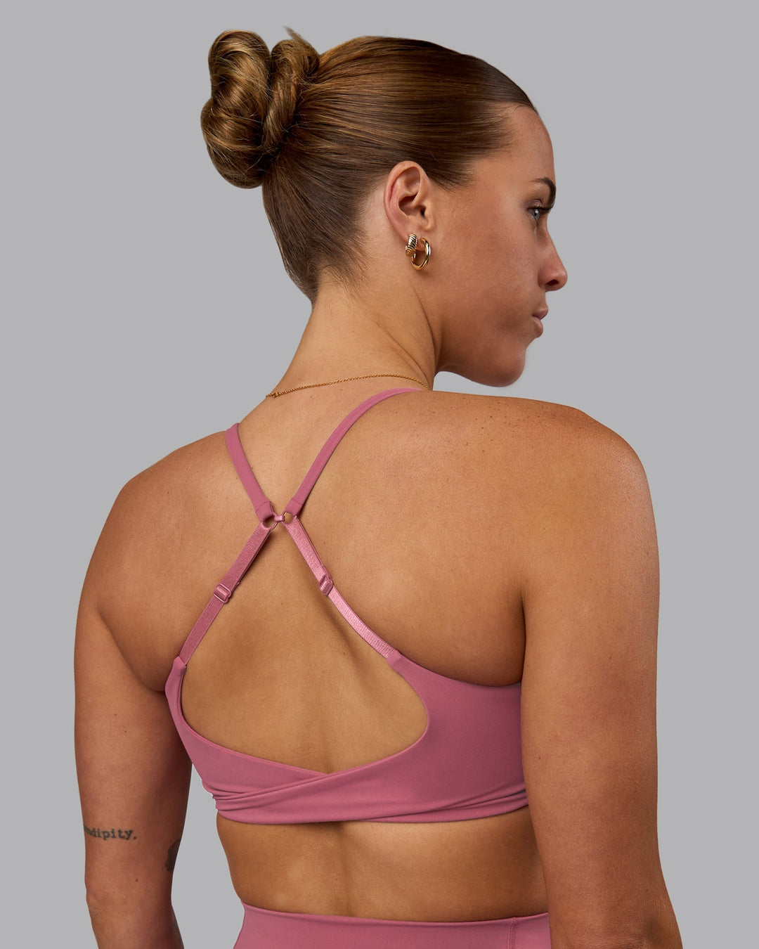 Woman wearing Twist Sports Bra - Mauve Haze