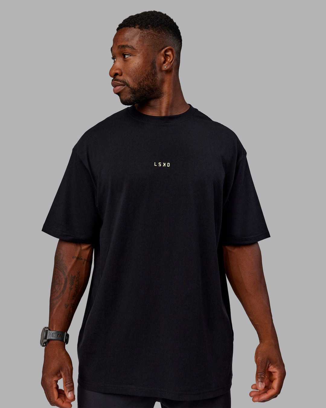 Man wearing Unisex Leg It FLXCotton Tee Oversize - Black-Volt