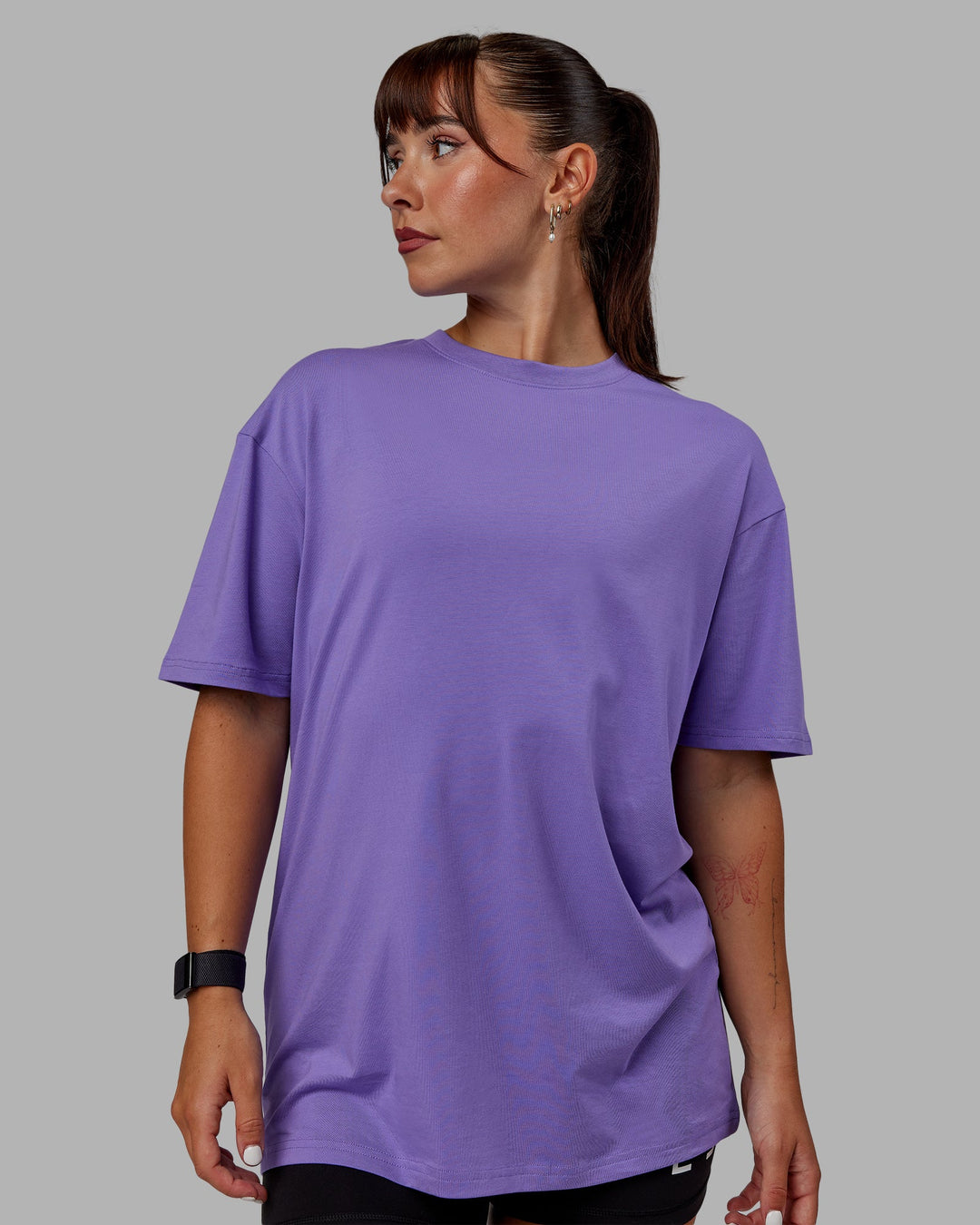 Woman wearing Unisex Lifting Club FLXCotton Tee Oversize - Dahlia Purple-Black