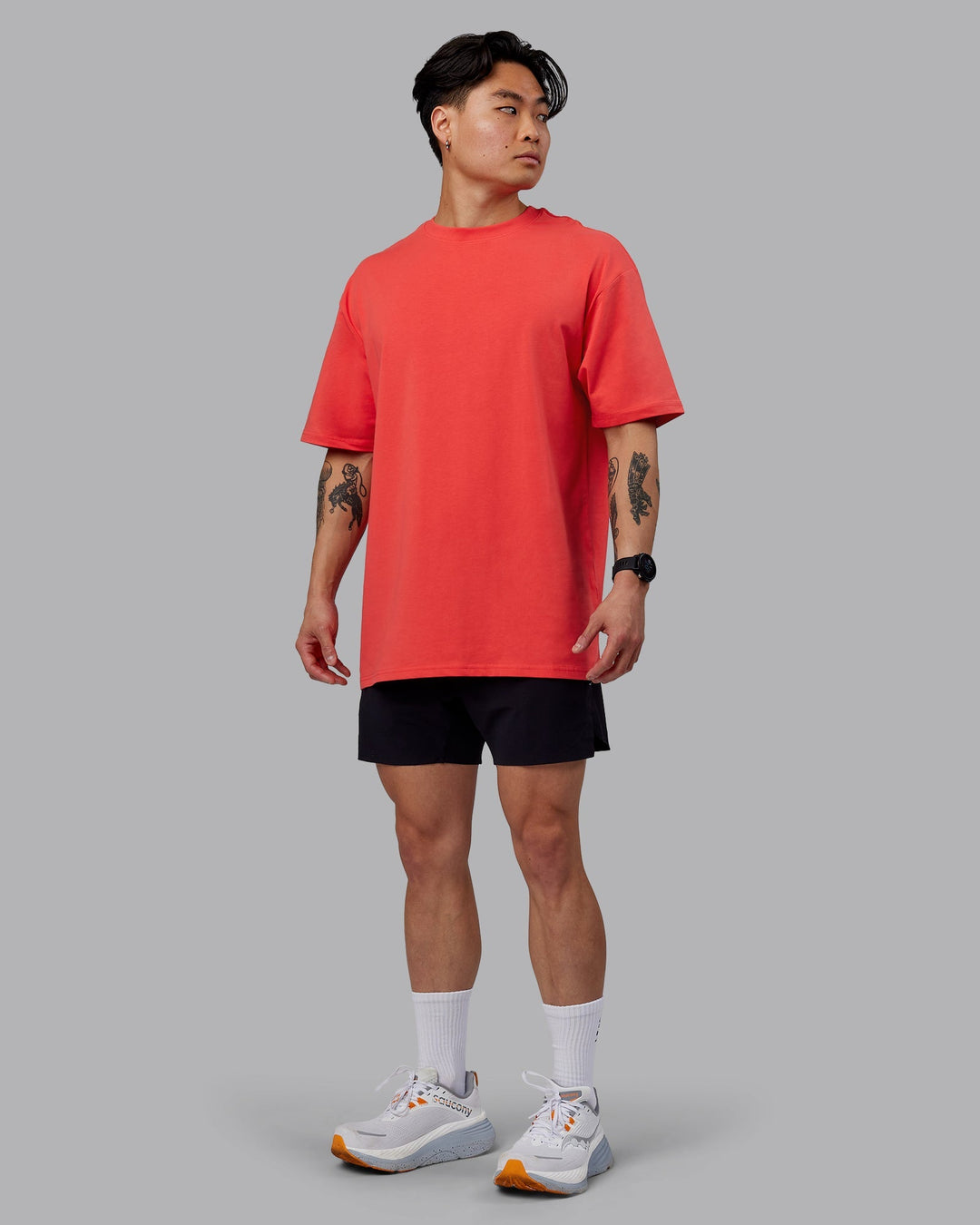 Man wearing Unisex Love The Run FLXCotton Tee Oversize - Cayenne-Black