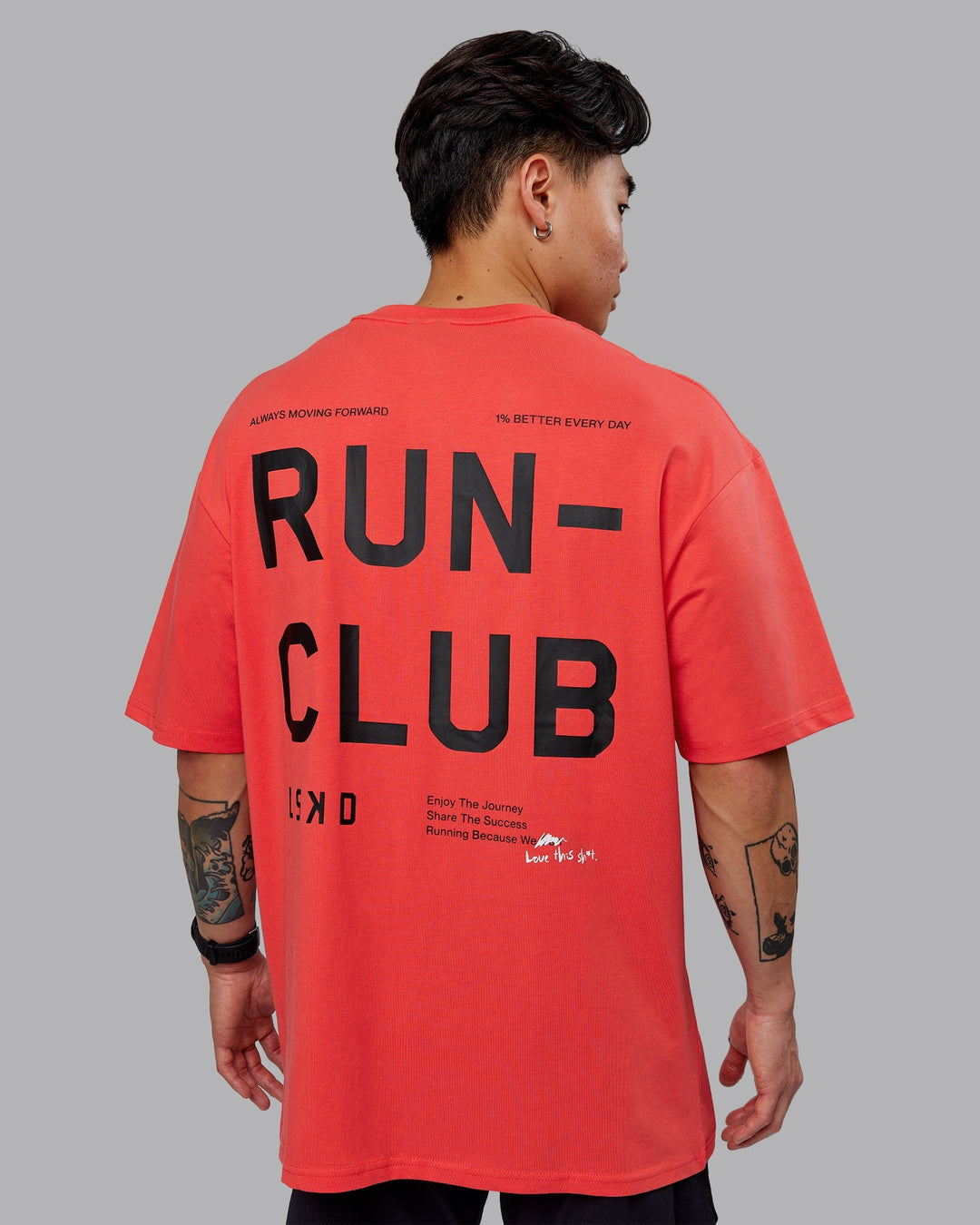 Man wearing Unisex Love The Run FLXCotton Tee Oversize - Cayenne-Black