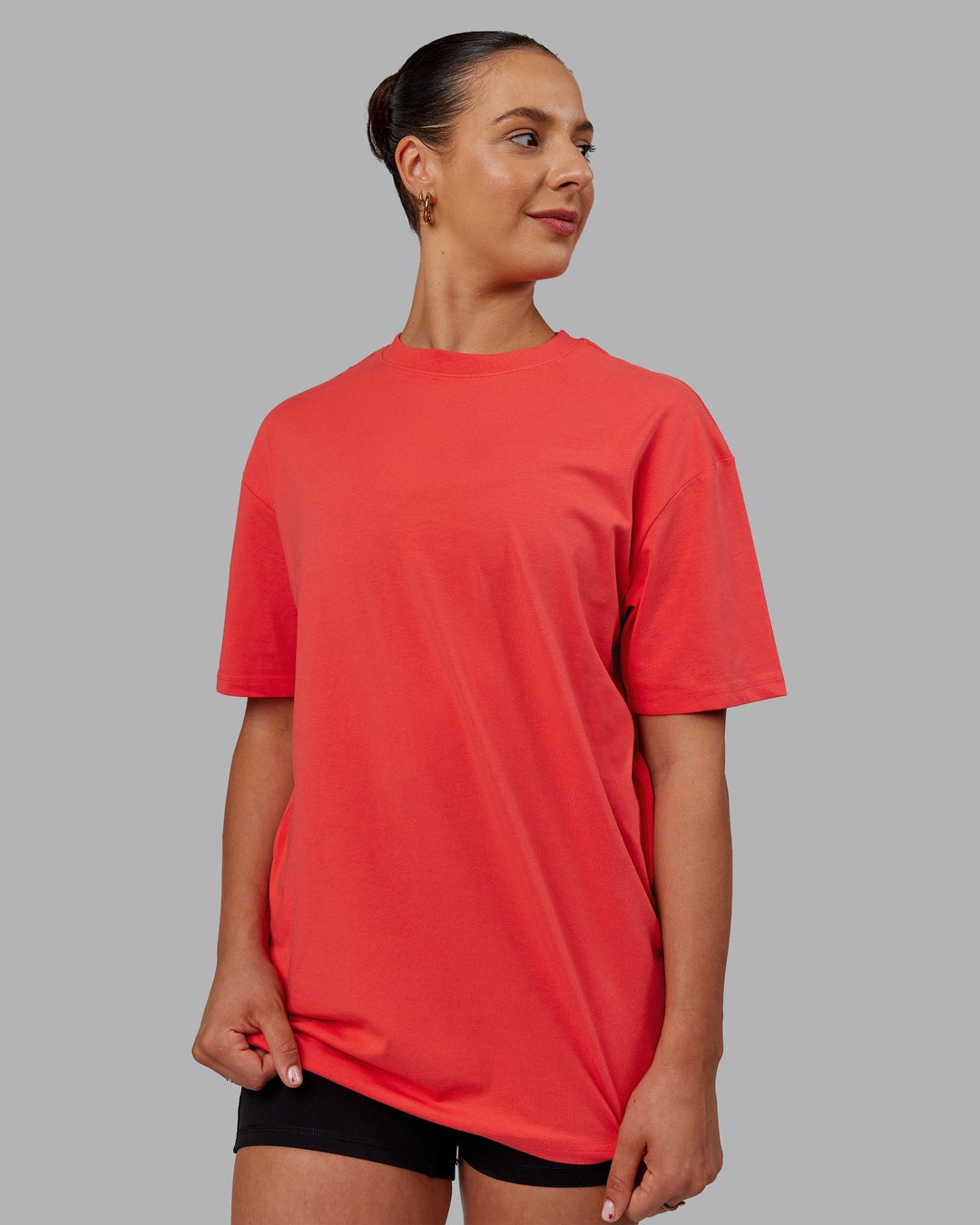 Woman wearing Unisex Love The Run FLXCotton Tee Oversize - Cayenne-Black