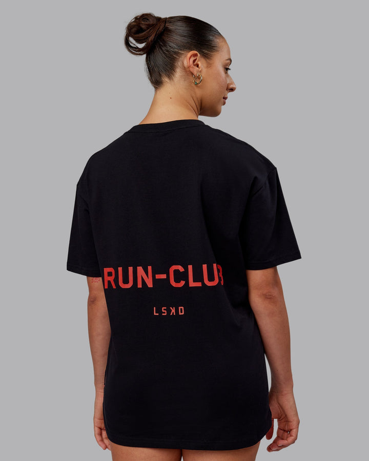 Woman wearing Unisex RUN CLUB FLXCotton Tee Oversize - Black-Cayenne
