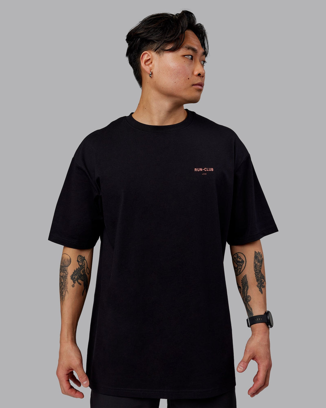 Man wearing Unisex RUN CLUB FLXCotton Tee Oversize - Black-Cayenne